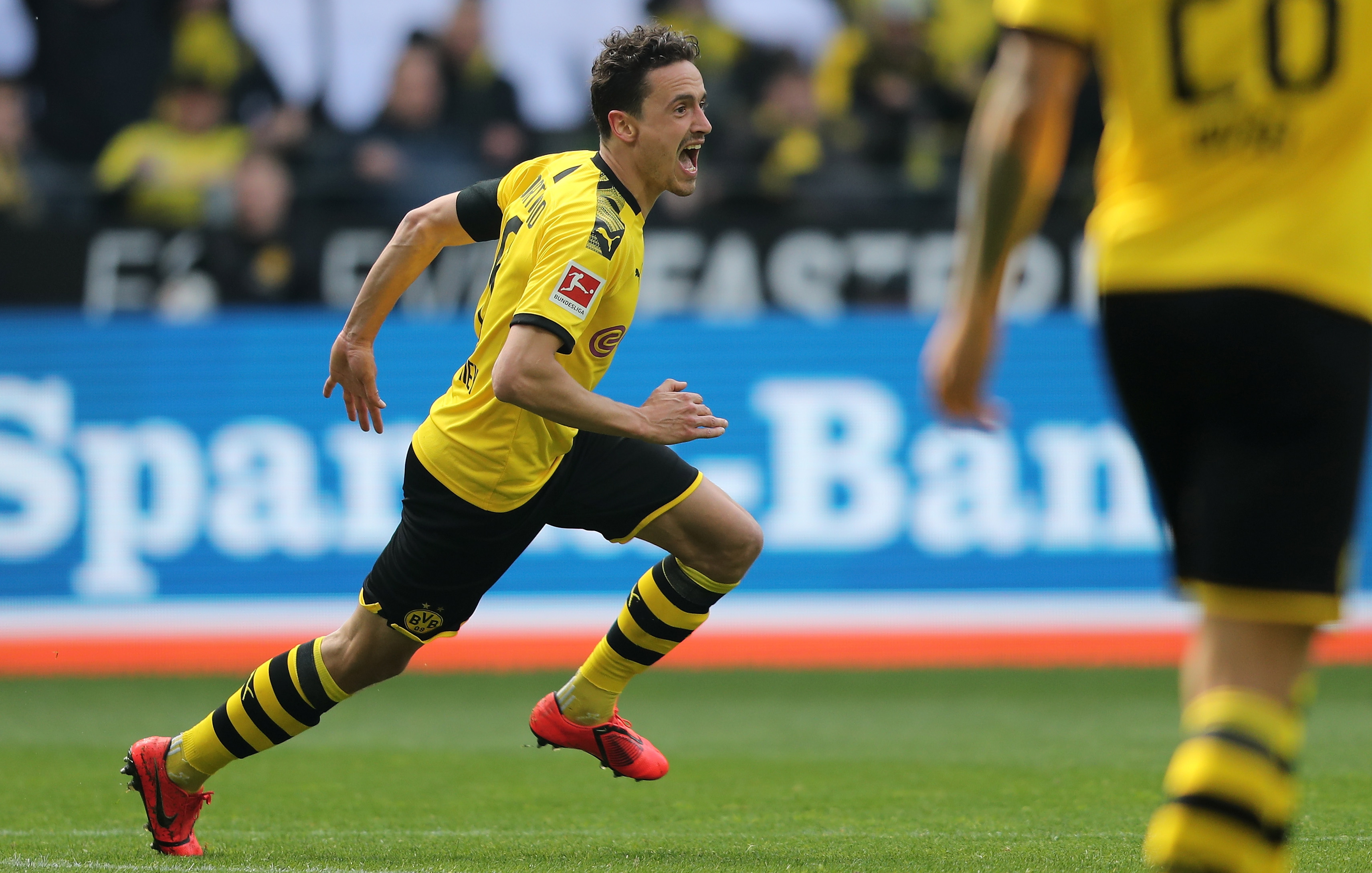 皇家马德里国际比赛日完成体检新疆广汇转会期复出首秀，多特蒙德防线松动备战德甲直接炸裂